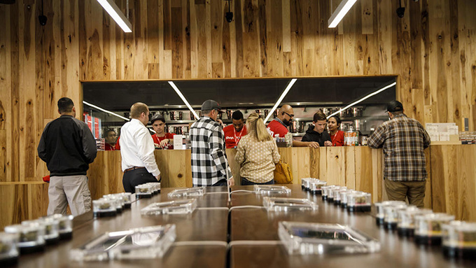 Dân California xếp hàng trắng đêm đầu năm mới để mua cần sa